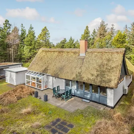 Дом отдыха 4 Bedroom Lovely In *