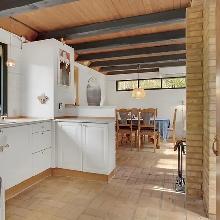 4 Bedroom Lovely In Блаванн